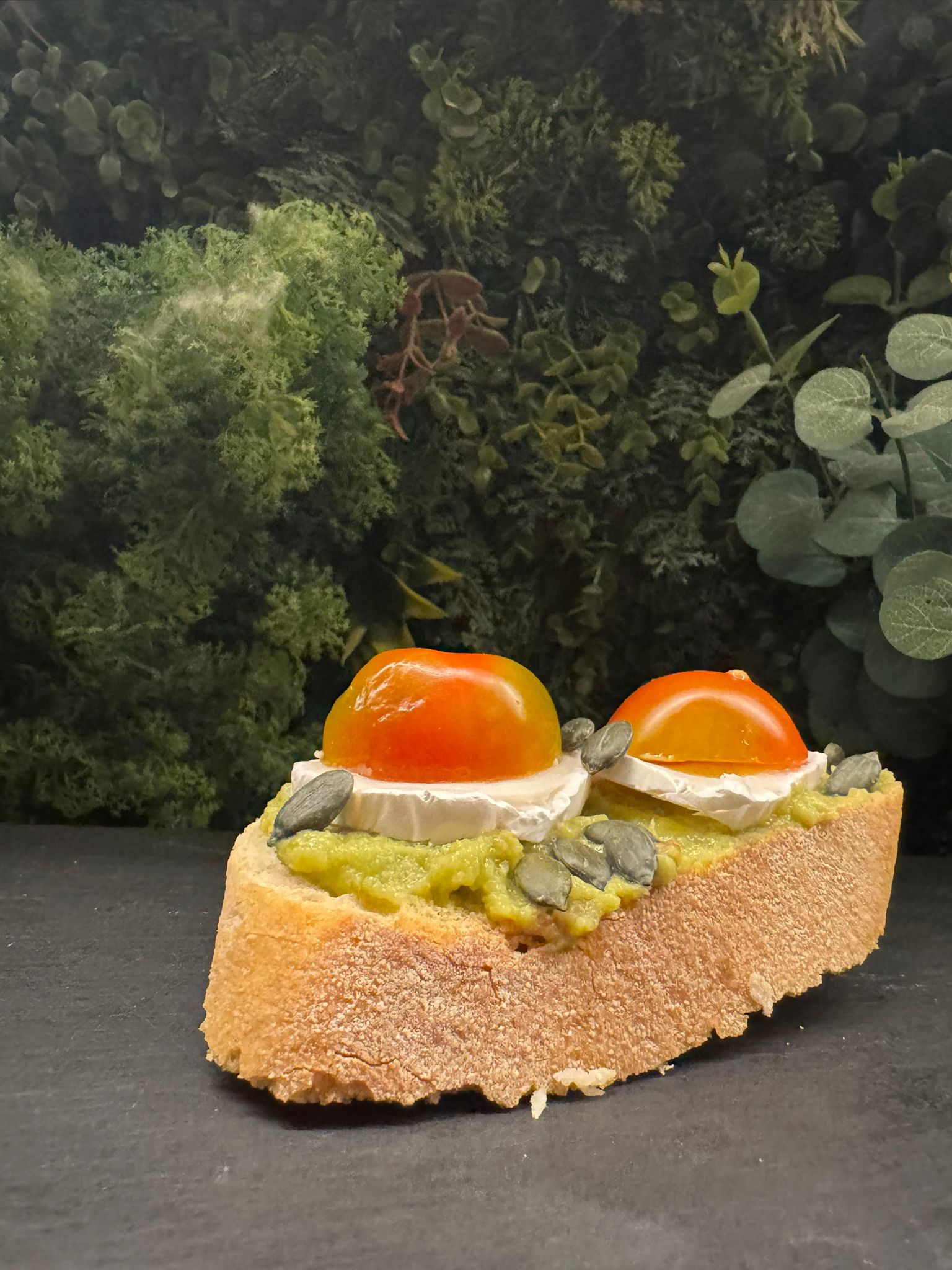 Lee más sobre el artículo Pintxo de guacamole con queso de cabra, tomate y semillas de calabaza