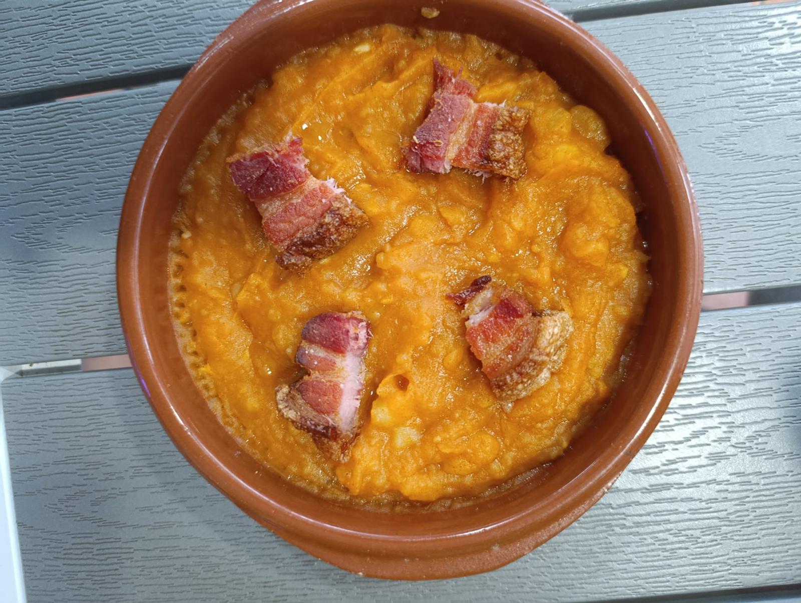 Lee más sobre el artículo Cazuelita de patatas revolconas de pueblo con torreznos de Soria