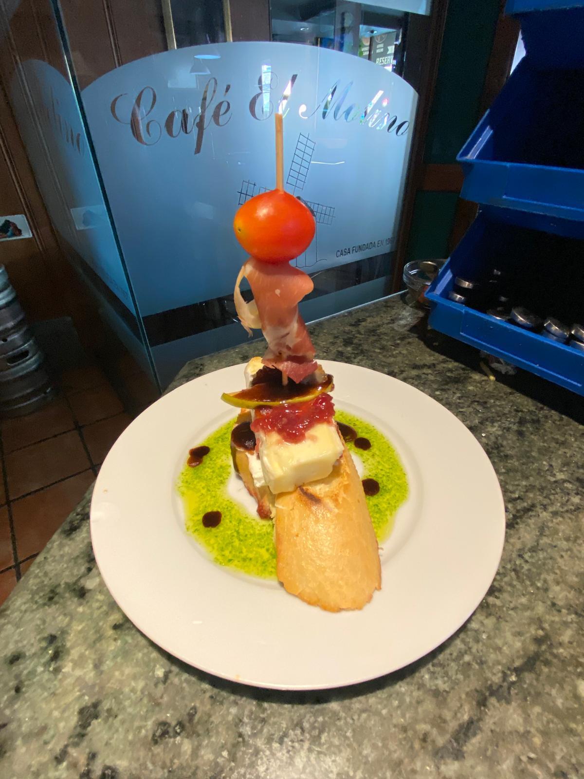 Lee más sobre el artículo Tosta de mermelada de frambuesa con queso brie y jamón