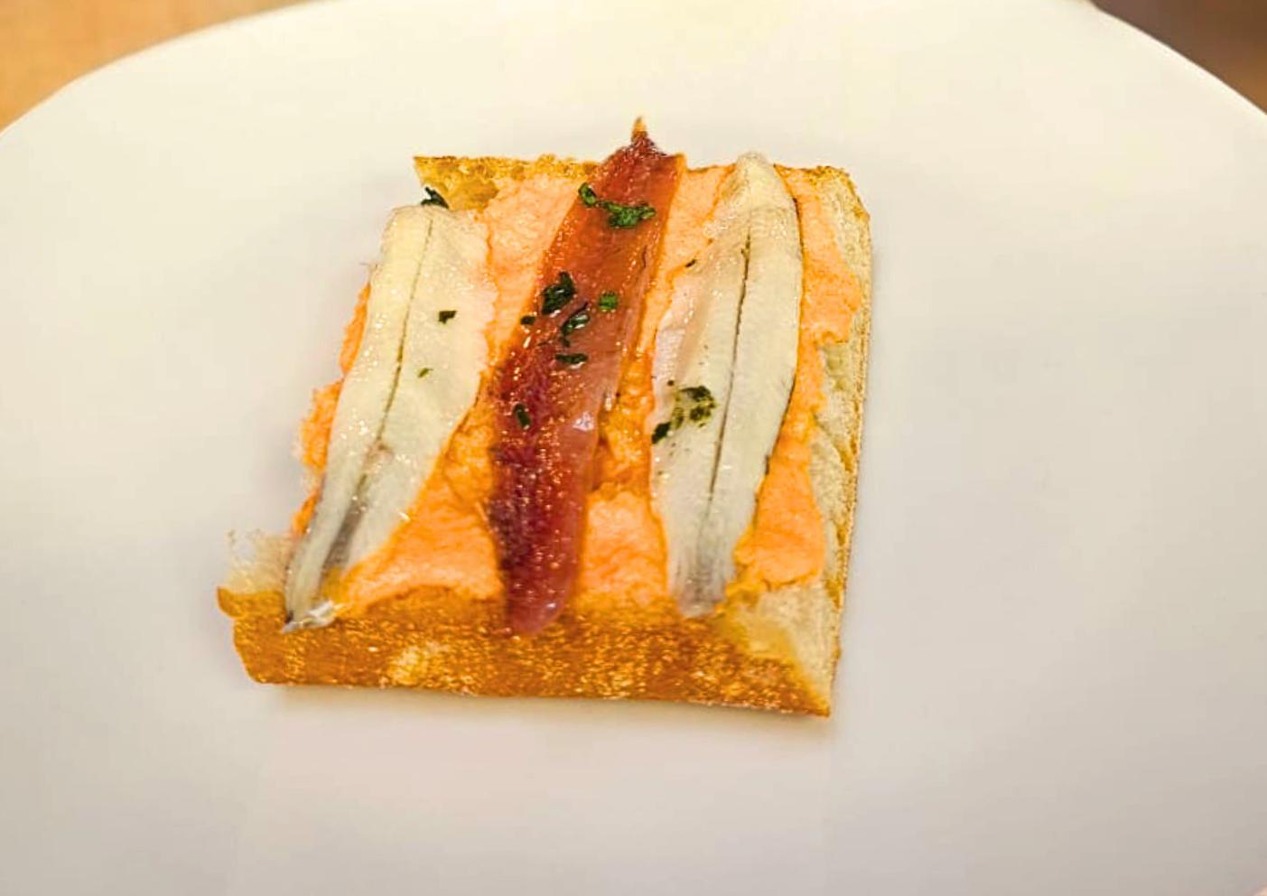 Lee más sobre el artículo Matrimonio de anchoa y boquerón en vinagre sobre crujiente pan de cristal
