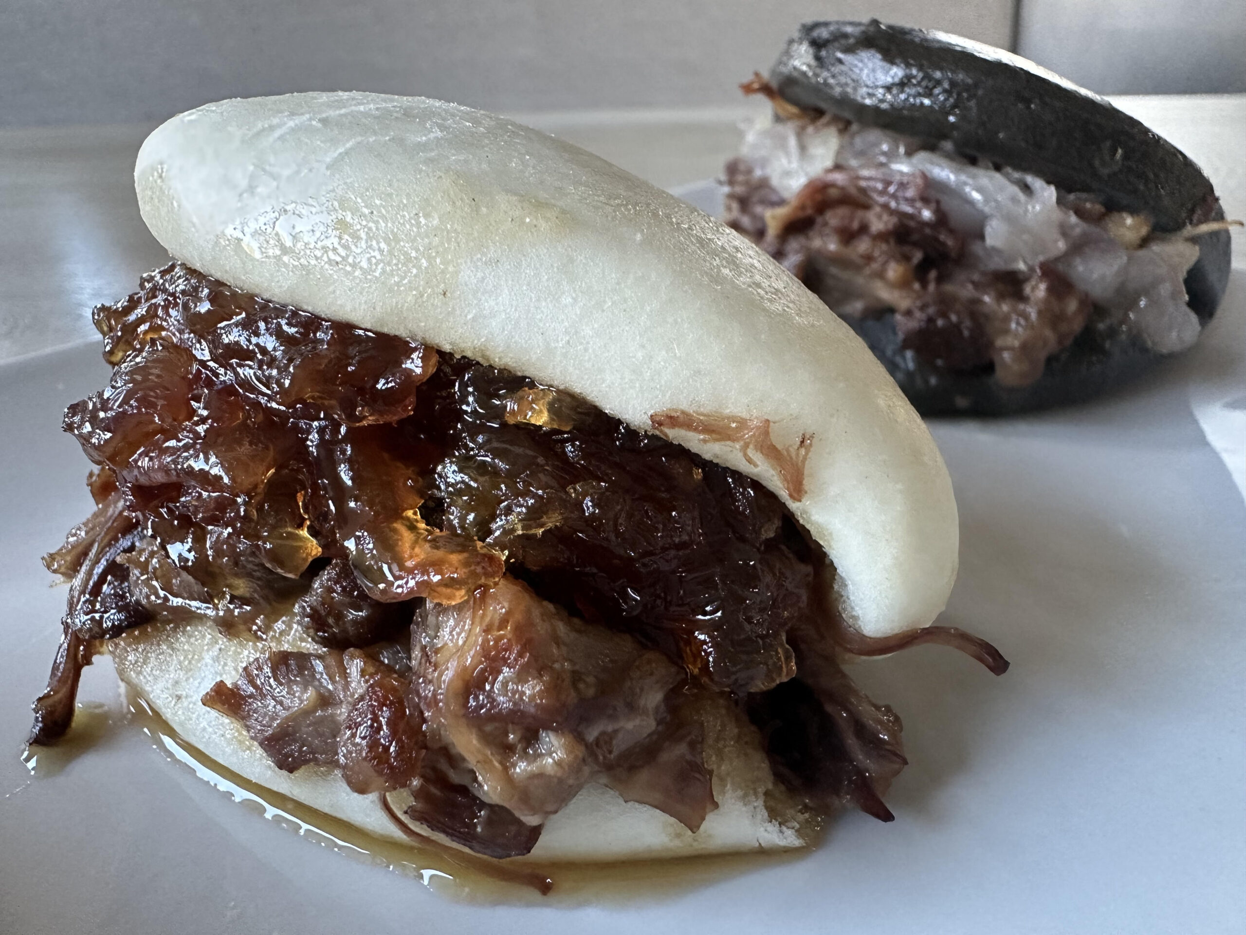 Lee más sobre el artículo Bao de guiso de rabo de toro con cebolla roja