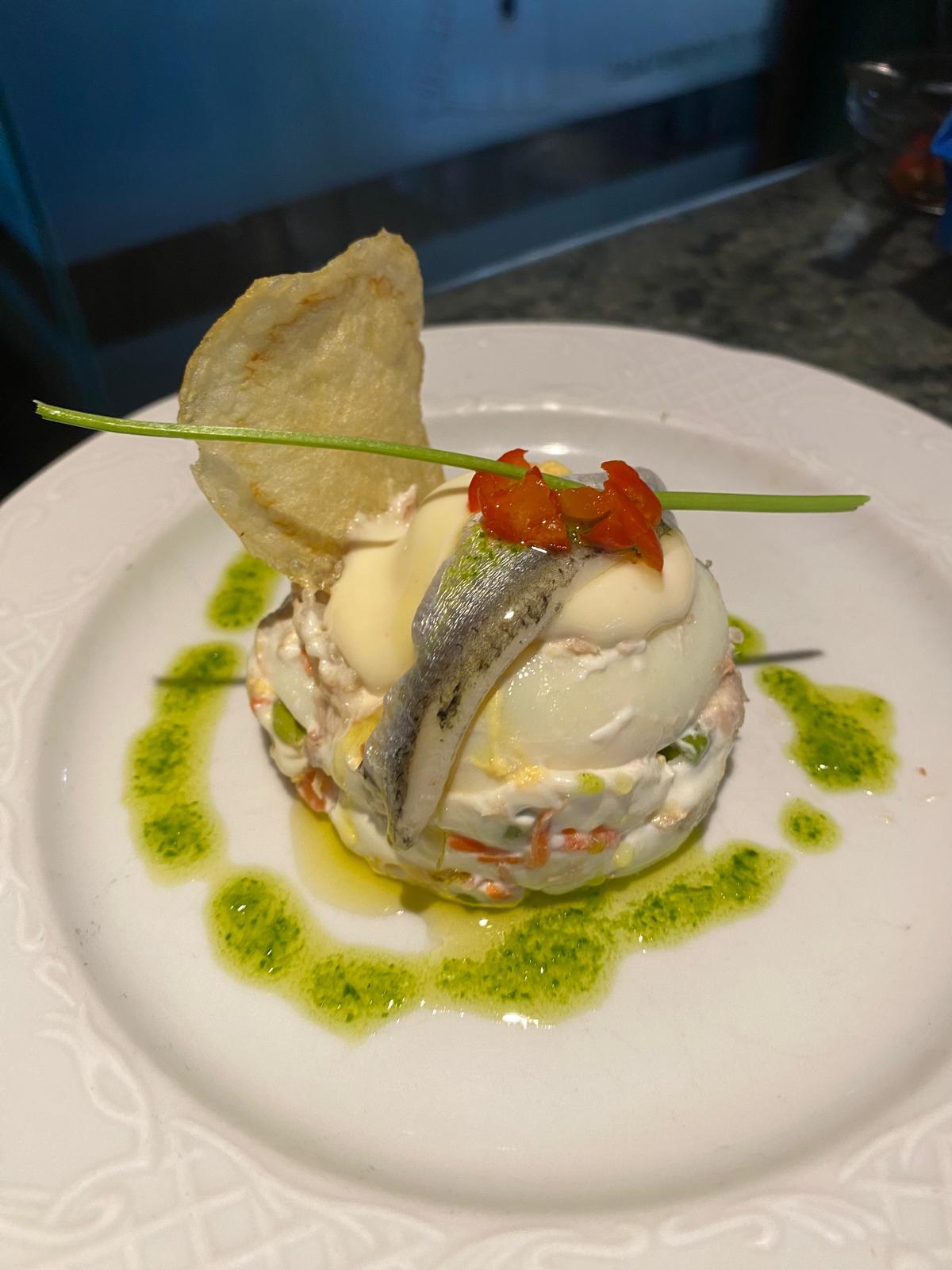 Lee más sobre el artículo Ensaladilla rusa acompañada con boquerón acompañado con patata frita
