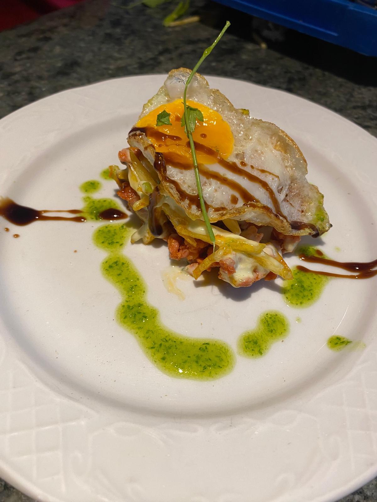 Lee más sobre el artículo Patata paja con picadillo de chorizo ibérico