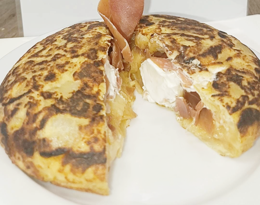Lee más sobre el artículo Cafetería El Trébol – Tortilla de jamón serrano y philadelphia
